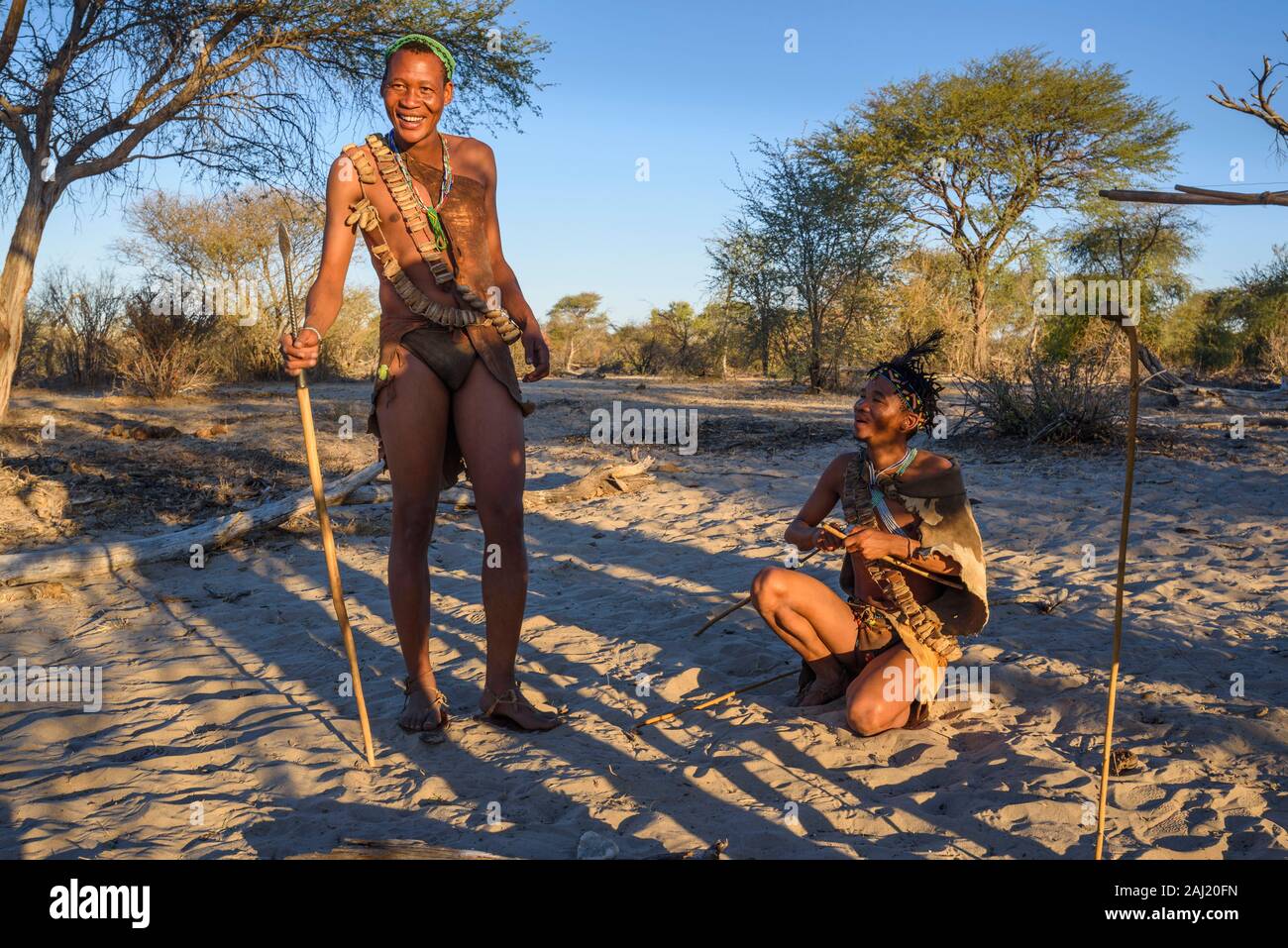 Passeggiata turistica con Boscimani San a meno a Kwena camp Kalahari Botswana, Africa Foto Stock