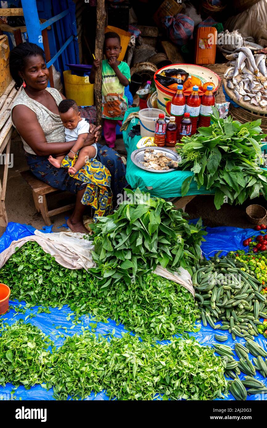 Donna vendita di verdure al mercato Kpalime, Togo, Africa occidentale, Africa Foto Stock