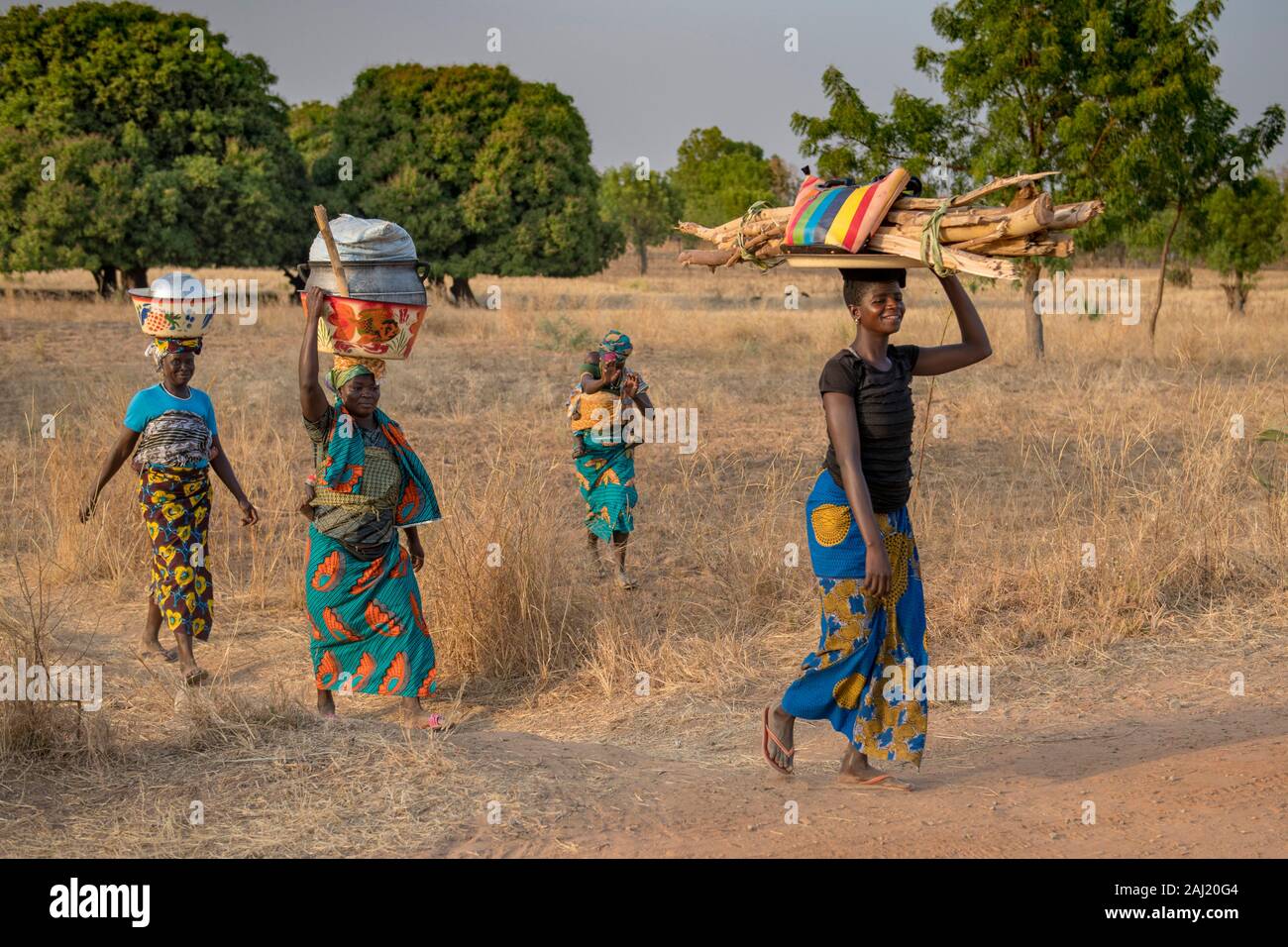 Donne togolesi a piedi nella provincia Savanes, Togo, Africa occidentale, Africa Foto Stock