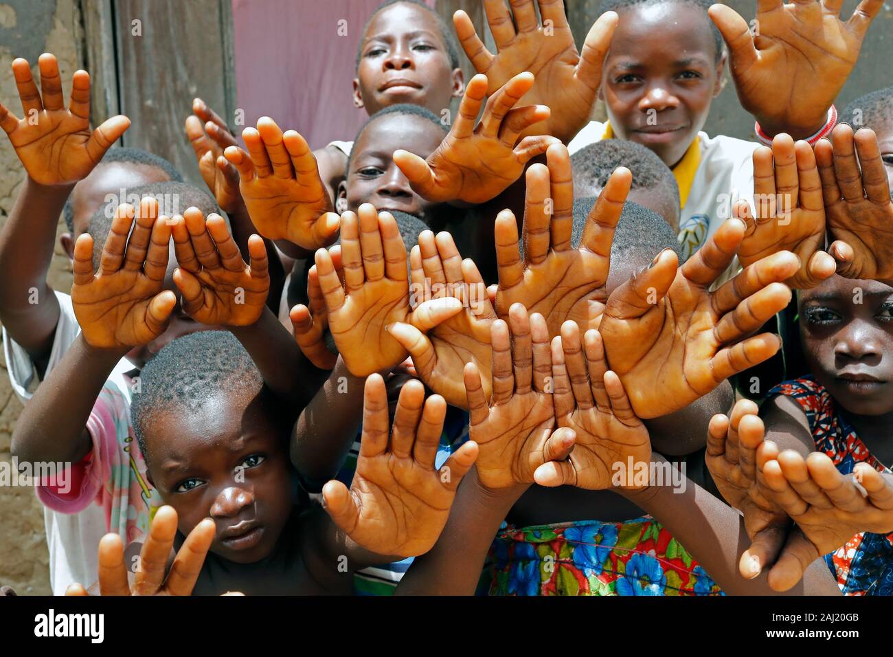 Gruppo di bambini che mostrano le loro mani, Datcha-Attikpaye, Togo, Africa occidentale, Africa Foto Stock