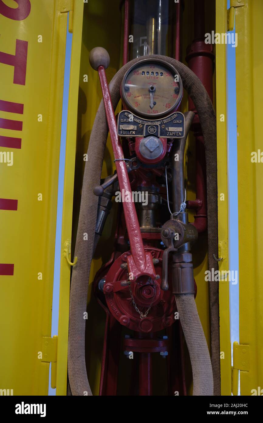 Il vecchio guscio della pompa benzina Foto Stock