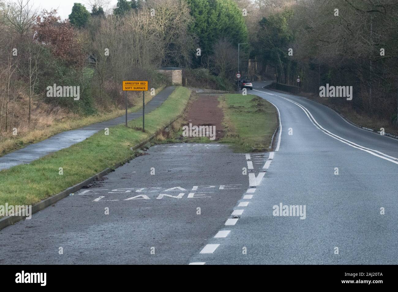 Corsia di fuga e scaricatore letto su una strada628 vicino Silkstone, Barnsley, South Yorkshire, Inghilterra, Regno Unito Foto Stock