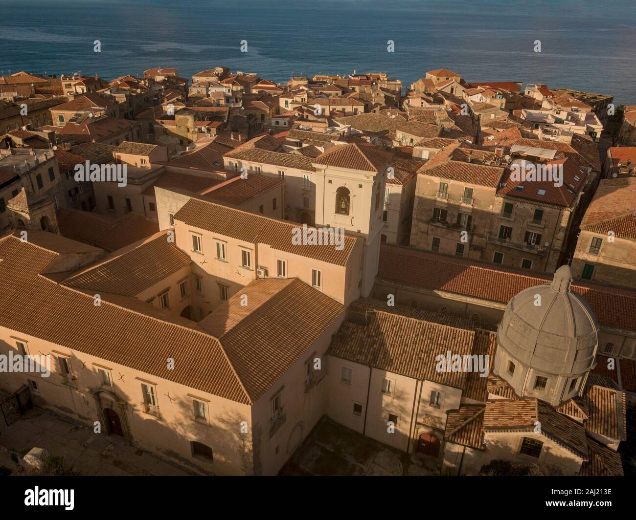 Vista aerea del Duomo, Cattedrale di Maria Santissima di Romania. I tetti e le case della città di Tropea in Calabria. Italia Foto Stock