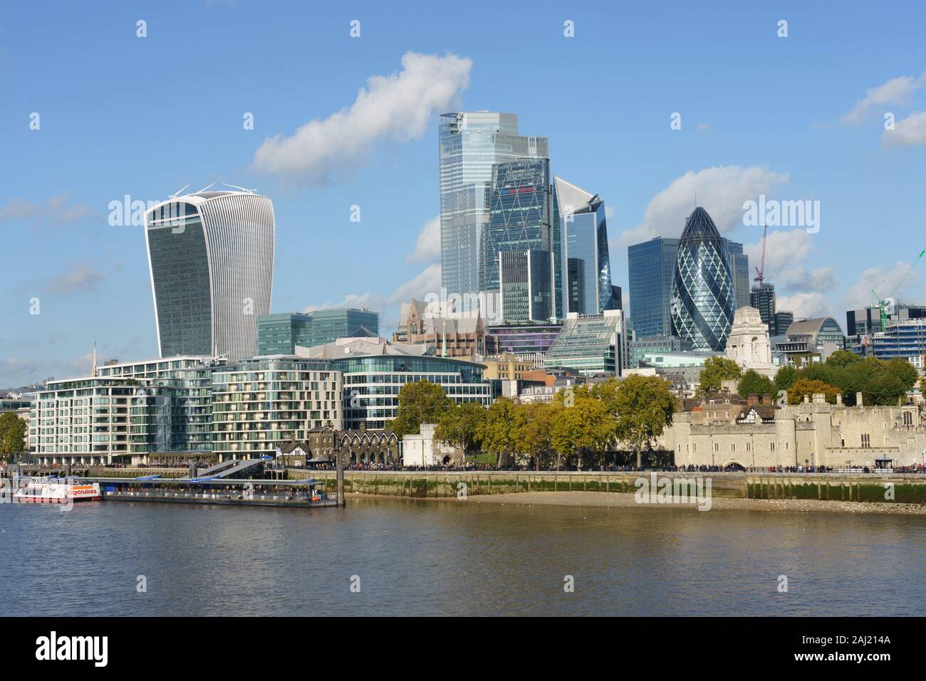 City of London grattacieli visti attraverso il fiume Thames, London, England, Regno Unito, Europa Foto Stock