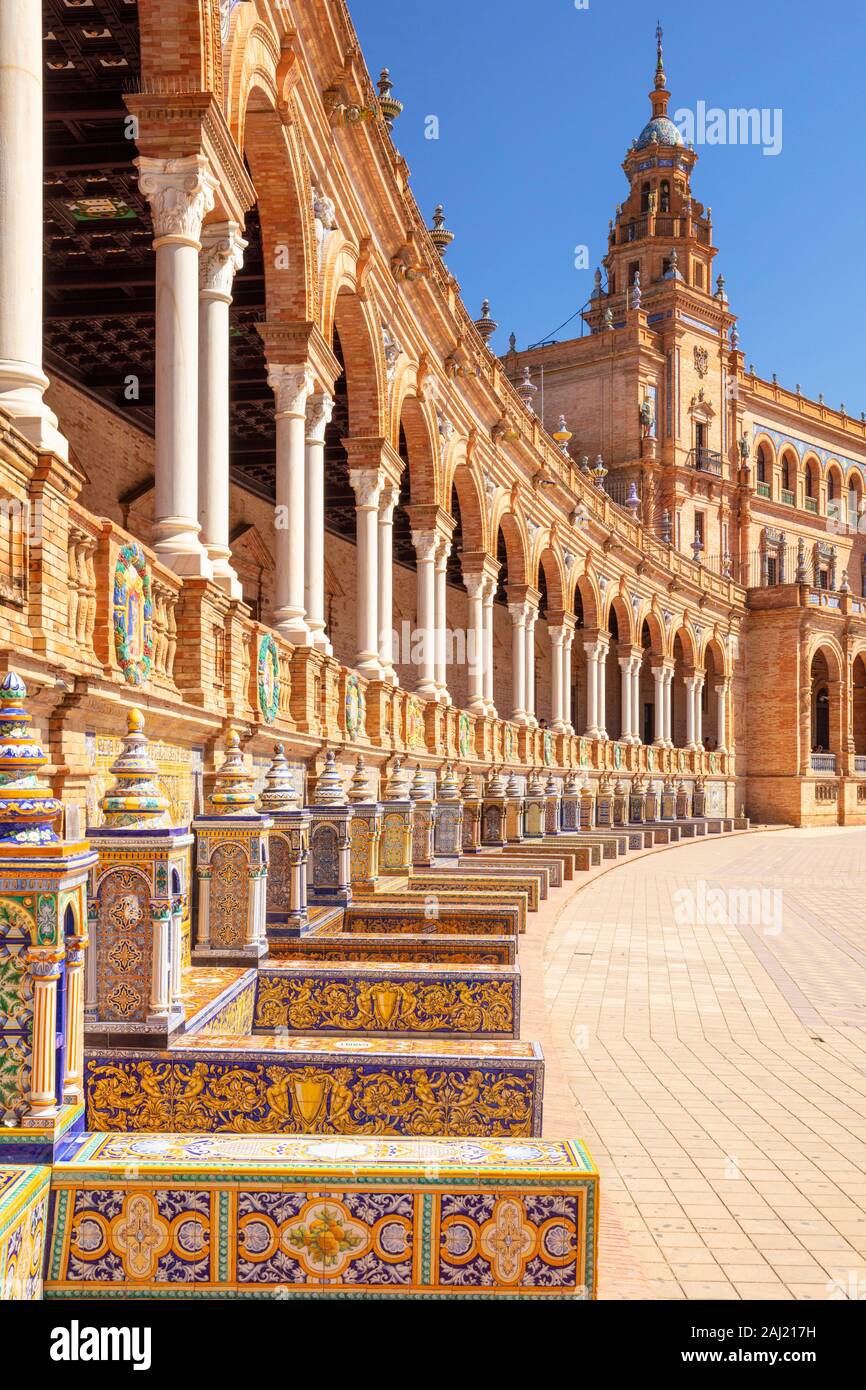 Le piastrelle di ceramica in nicchie e gli archi della Plaza de Espana, il Parco Maria Luisa, Siviglia, Andalusia, Spagna, Europa Foto Stock