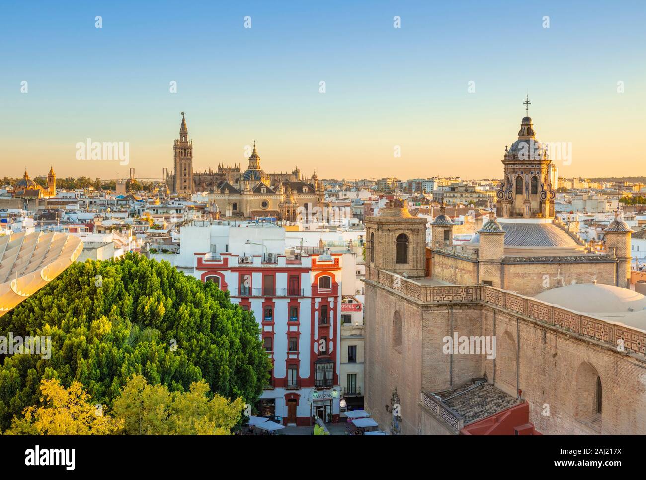 Siviglia skyline della Cattedrale e sui tetti della città dalla Metropol Parasol, Siviglia, Andalusia, Spagna, Europa Foto Stock