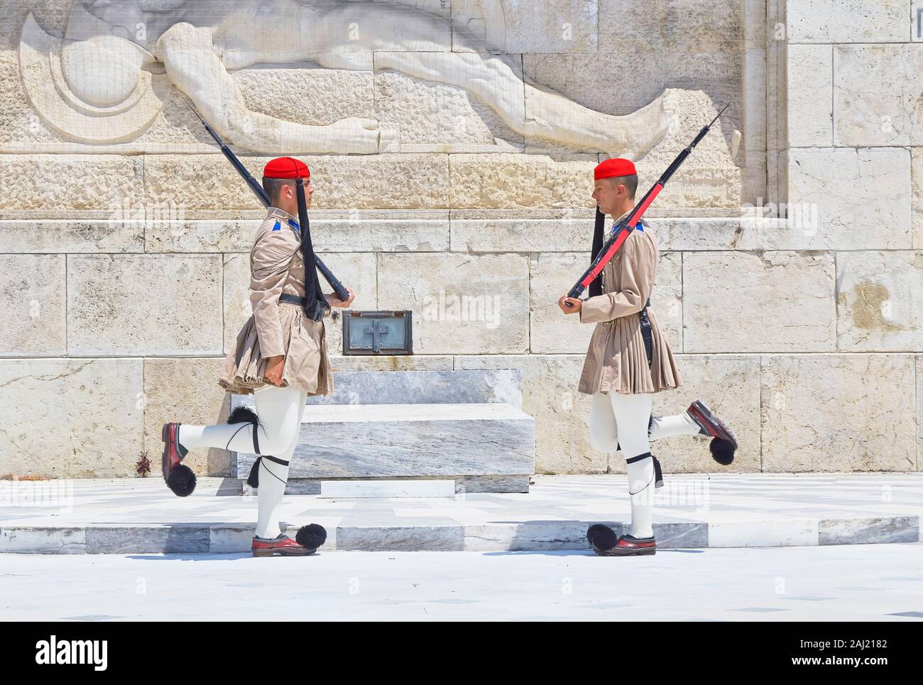 Soldati Evzone esecuzione di cambio della guardia, Atene, Grecia, Europa Foto Stock