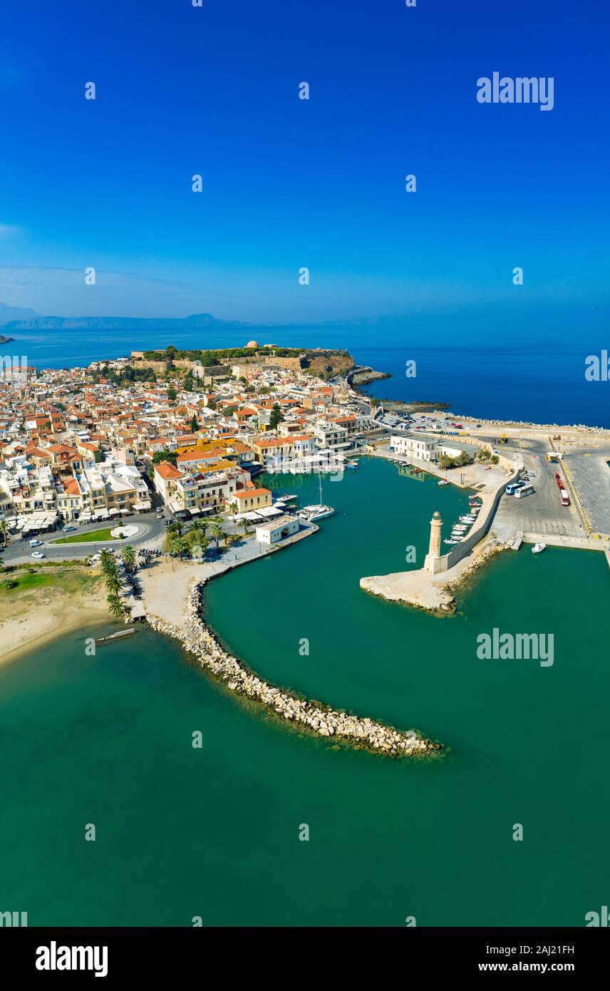 Vista aerea da fuco di Rethimno città vecchia, porto veneziano e fortezza, Creta, Isole Greche, Grecia, Europa Foto Stock