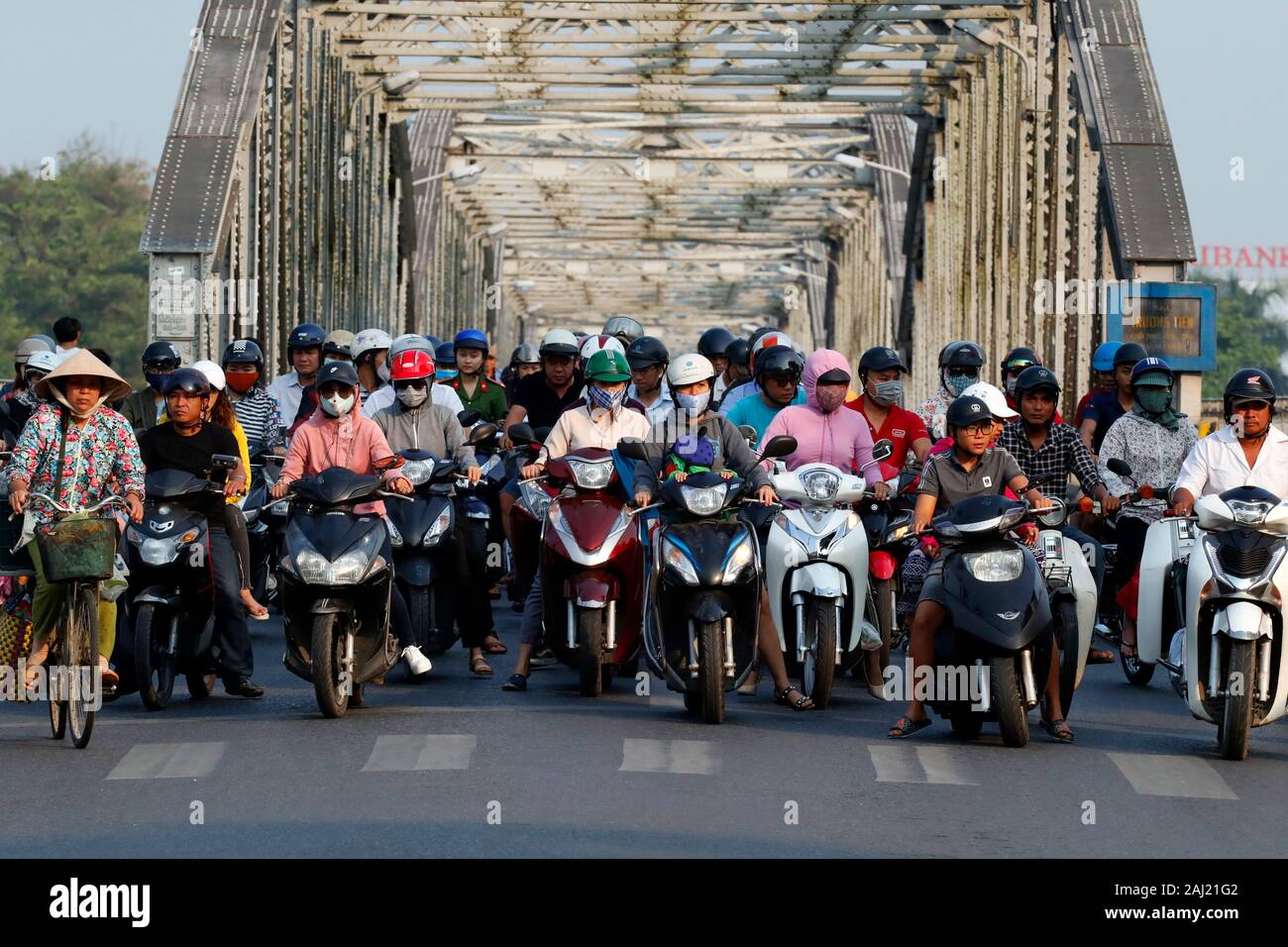 Scooter attraversando il famoso Trang Tien bridge di mattina ora di punta del traffico, tonalità, Vietnam, Indocina, Asia sud-orientale, Asia Foto Stock