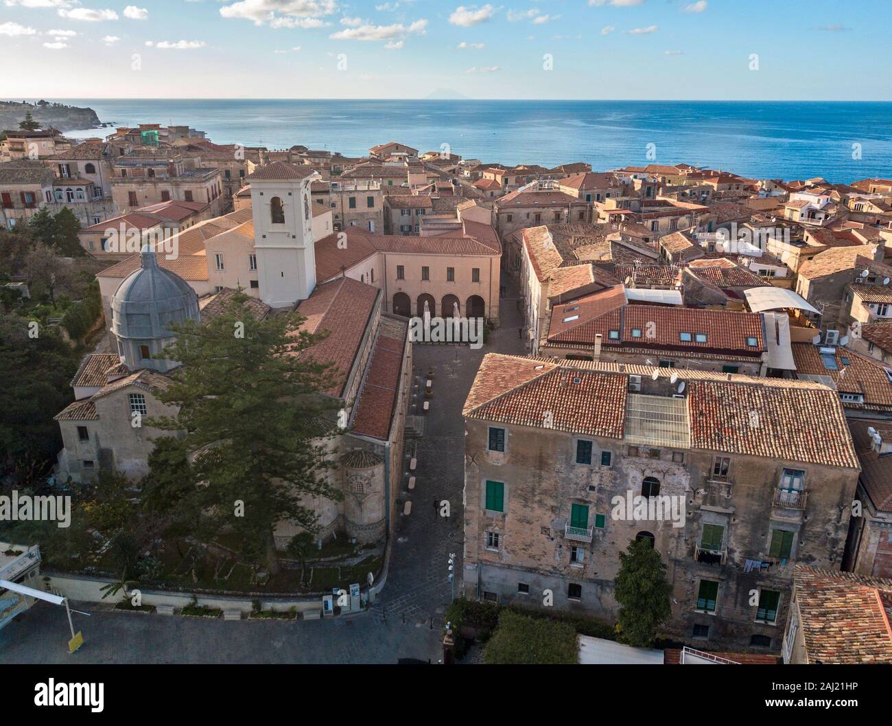 Vista aerea del Duomo, Cattedrale di Maria Santissima di Romania. I tetti e le case della città di Tropea in Calabria. Italia Foto Stock