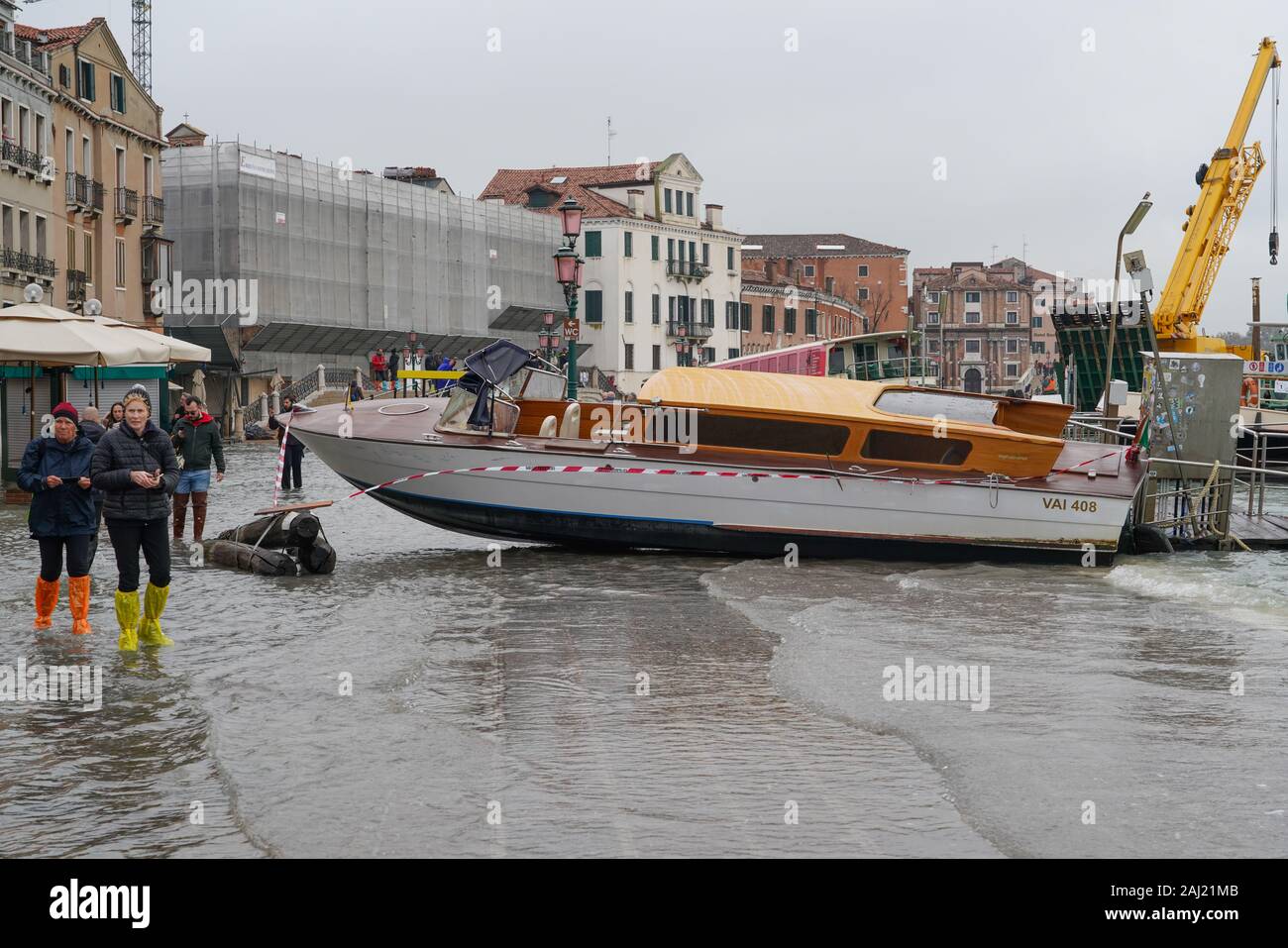 Filamento barca taxi durante l'alta marea a Venezia, novembre 2019, Venezia, UNESCO, Veneto, Italia, Europa Foto Stock