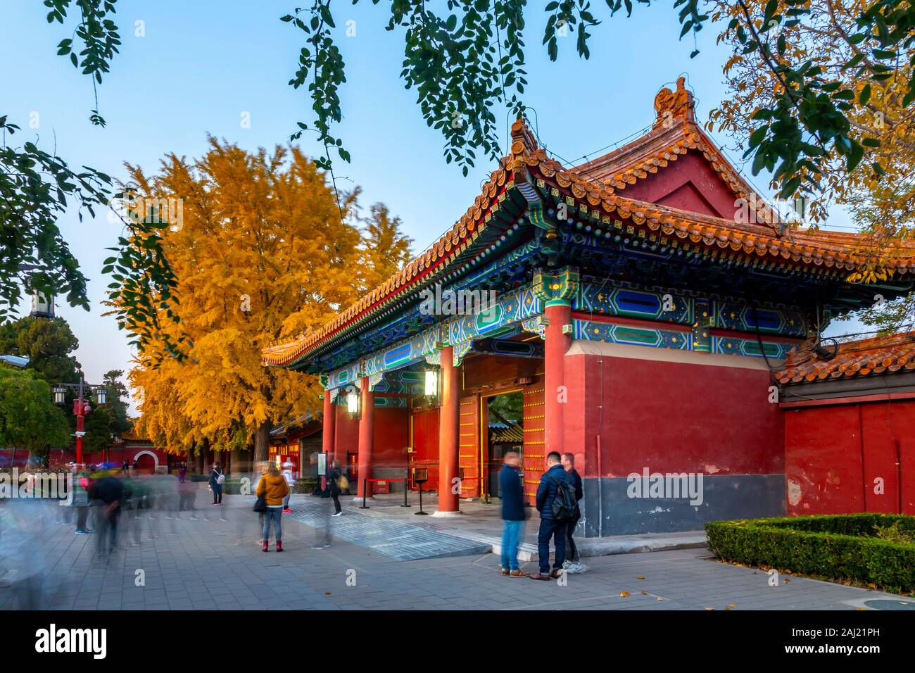Vista dei colori autunnali e negozio di souvenir nel Parco Jingshan al crepuscolo, Xicheng, Pechino, Repubblica Popolare di Cina e Asia Foto Stock