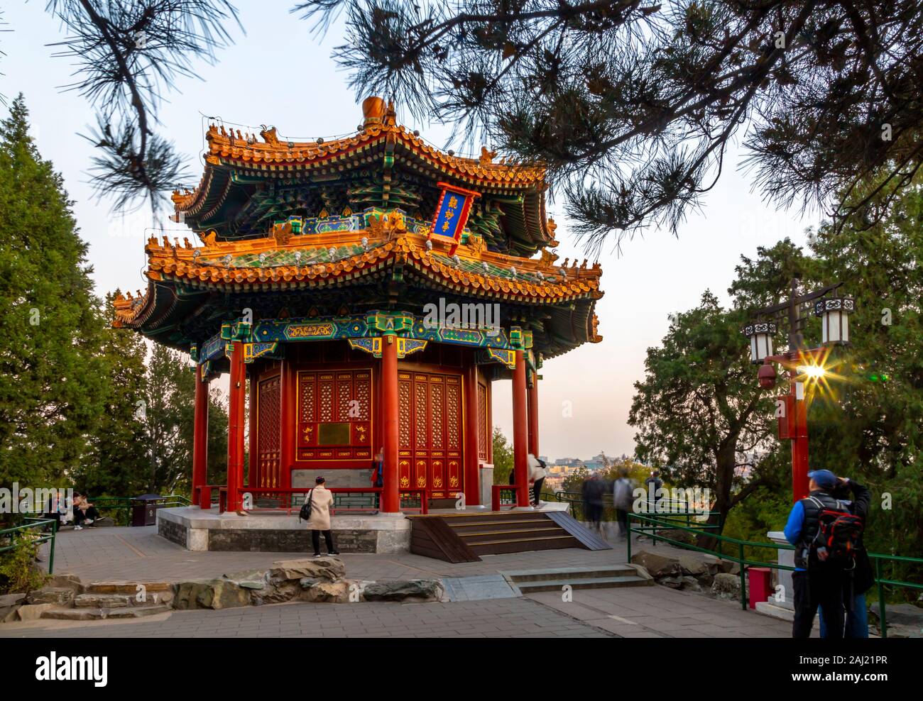 Vista del Guanmiao Pavilion nel Parco Jingshan al tramonto, Xicheng, Pechino, Repubblica Popolare di Cina e Asia Foto Stock