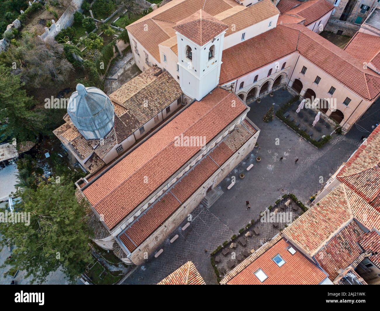 Vista aerea del Duomo, Cattedrale di Maria Santissima di Romania. I tetti e le case della città di Tropea in Calabria. Italia Foto Stock