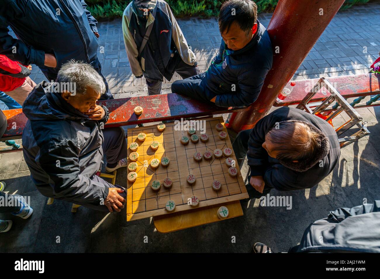 La gente del posto la riproduzione di gioco di bordo nella raccolta presso il corridoio fantasma nel Tempio del Cielo, Pechino, Repubblica Popolare di Cina e Asia Foto Stock