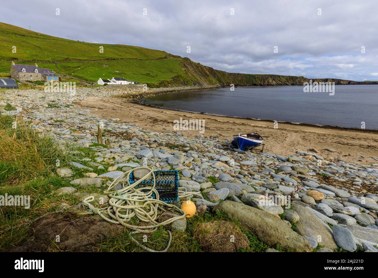 Spiaggia di Norwick, yoal, barche a remi, lobster pot, croft case, Skagen, isola di Unst, Isole Shetland Scozia, Regno Unito, Europa Foto Stock