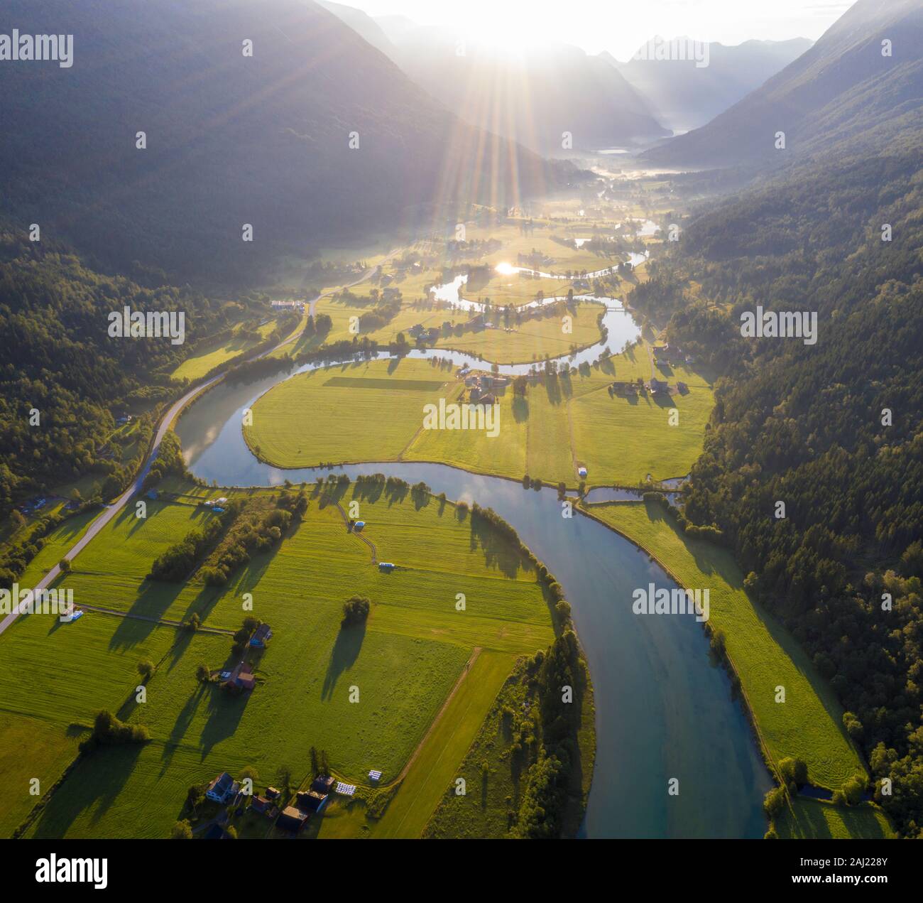 Panoramica aerea di Stryneelva fiume e campi durante una nebbiosa sunrise, Stryn, Nordfjorden, Sogn og Fjordane county, Norvegia, Scandinavia, Europa Foto Stock