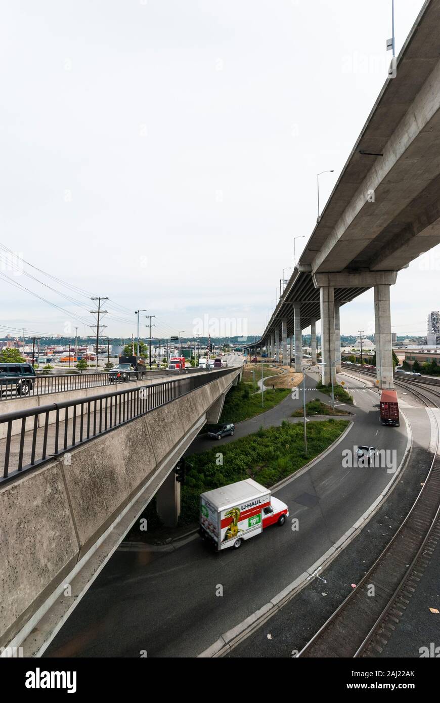 Vista a ovest sotto il West Seattle Bridge, vicino al terminale 18 nello stato di Washington che mostra un U-haul carrello. Foto Stock