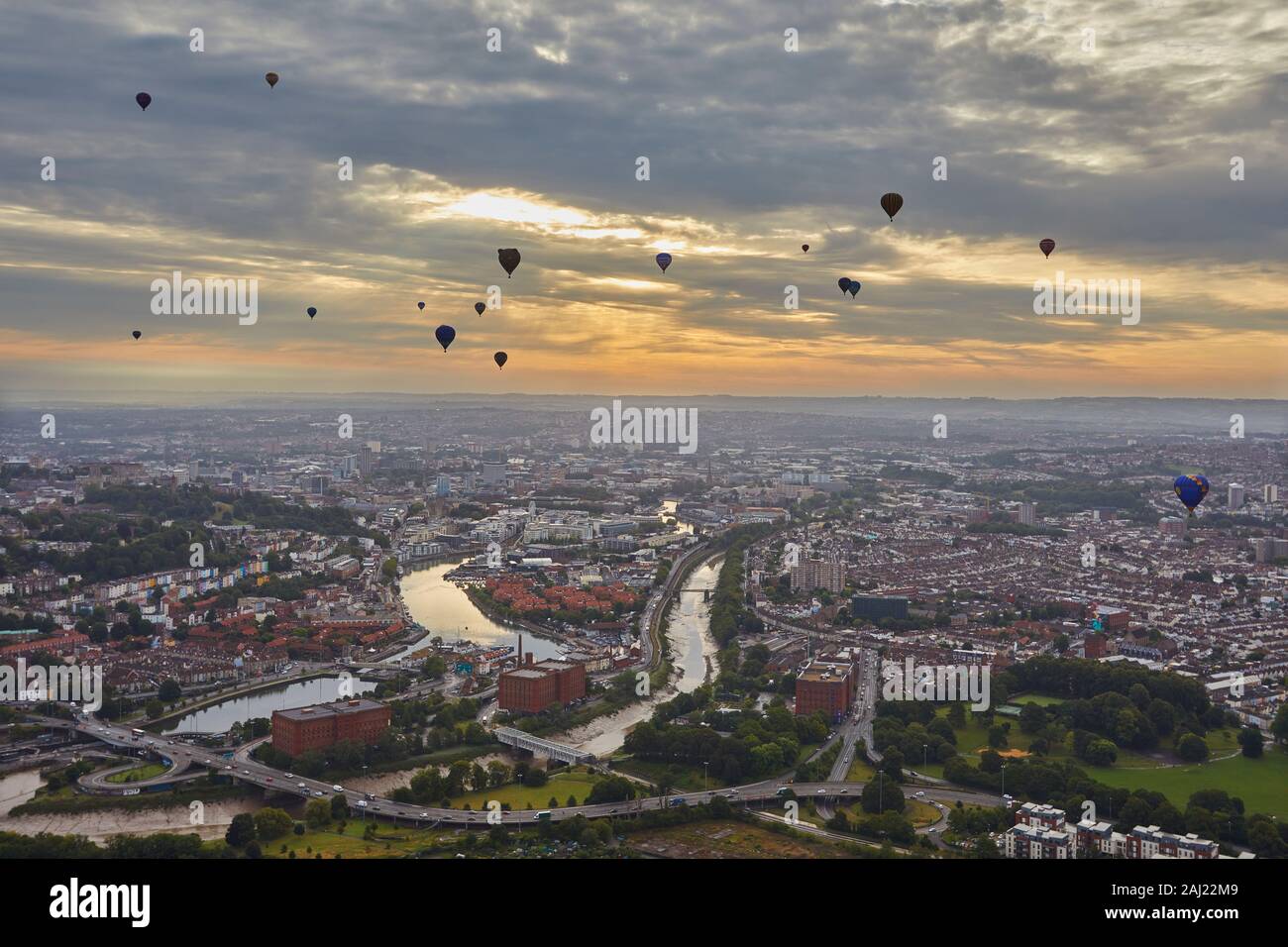 Mongolfiere volando sopra la città di Bristol durante il Bristol International Balloon Fiesta, Bristol, Inghilterra, Regno Unito, Europa Foto Stock