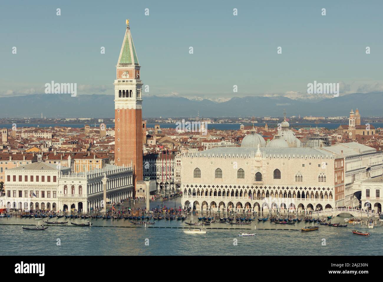 Il Palazzo del Doge, il Campanile, il Ponte dei Sospiri e un invaso Piazza San Marco con gondole fodera riva e al di là delle Alpi, Venezia, Italia Foto Stock