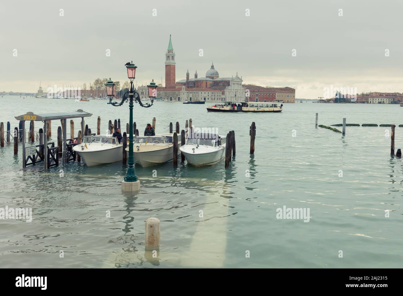 I taxi acquatici Ormeggiato accanto a un camminamento sommerso sulle rive del bacino di San Marco dopo la più alta marea a Venezia dal 1966, l'UNESCO, Veneto, Italia Foto Stock