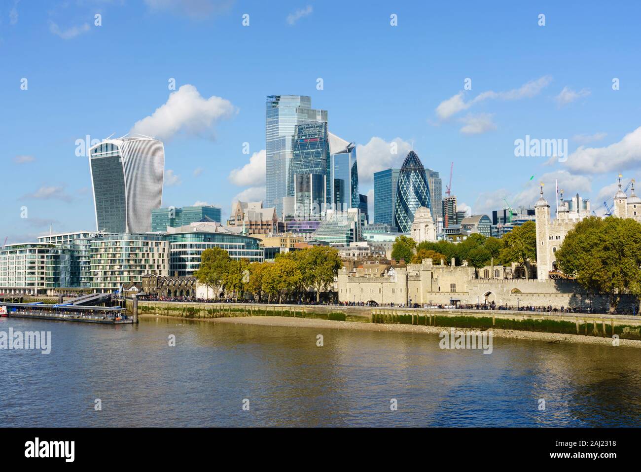 City of London grattacieli e la Torre di Londra visti attraverso il fiume Thames, London, England, Regno Unito, Europa Foto Stock