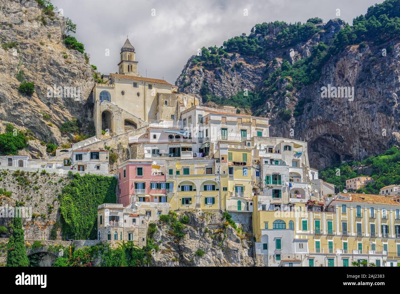 Vista di bassi edifici tradizionali e scogliere lungo la costa in Costiera Amalfitana (Costiera Amalfitana), l'UNESCO, Campania, Italia Foto Stock