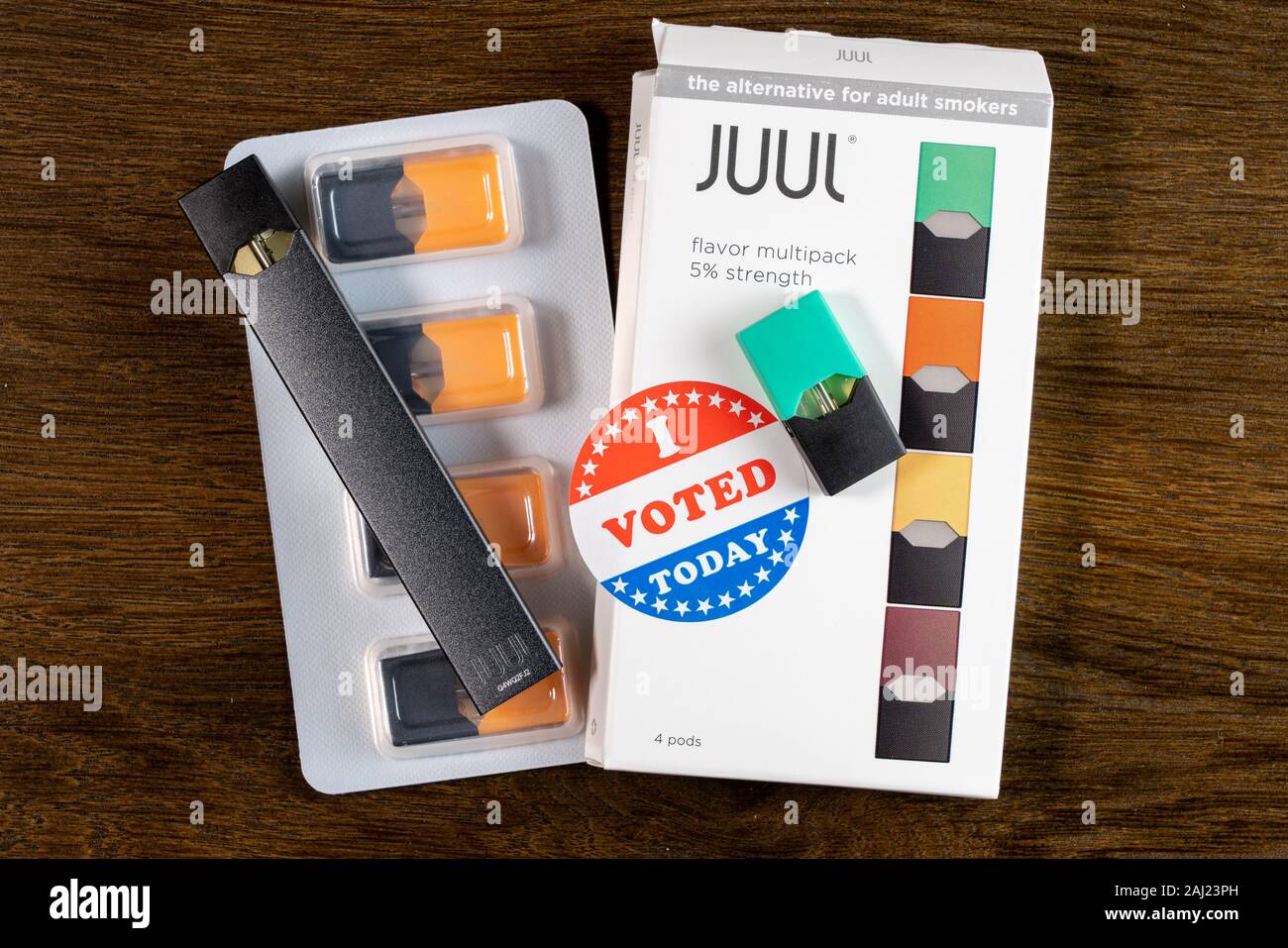 Morgantown WV - 2 Gennaio 2020: Juul aromatizzati nicotina vaping system con ho votato sticker per illustrare aspetti politici con un divieto Foto Stock