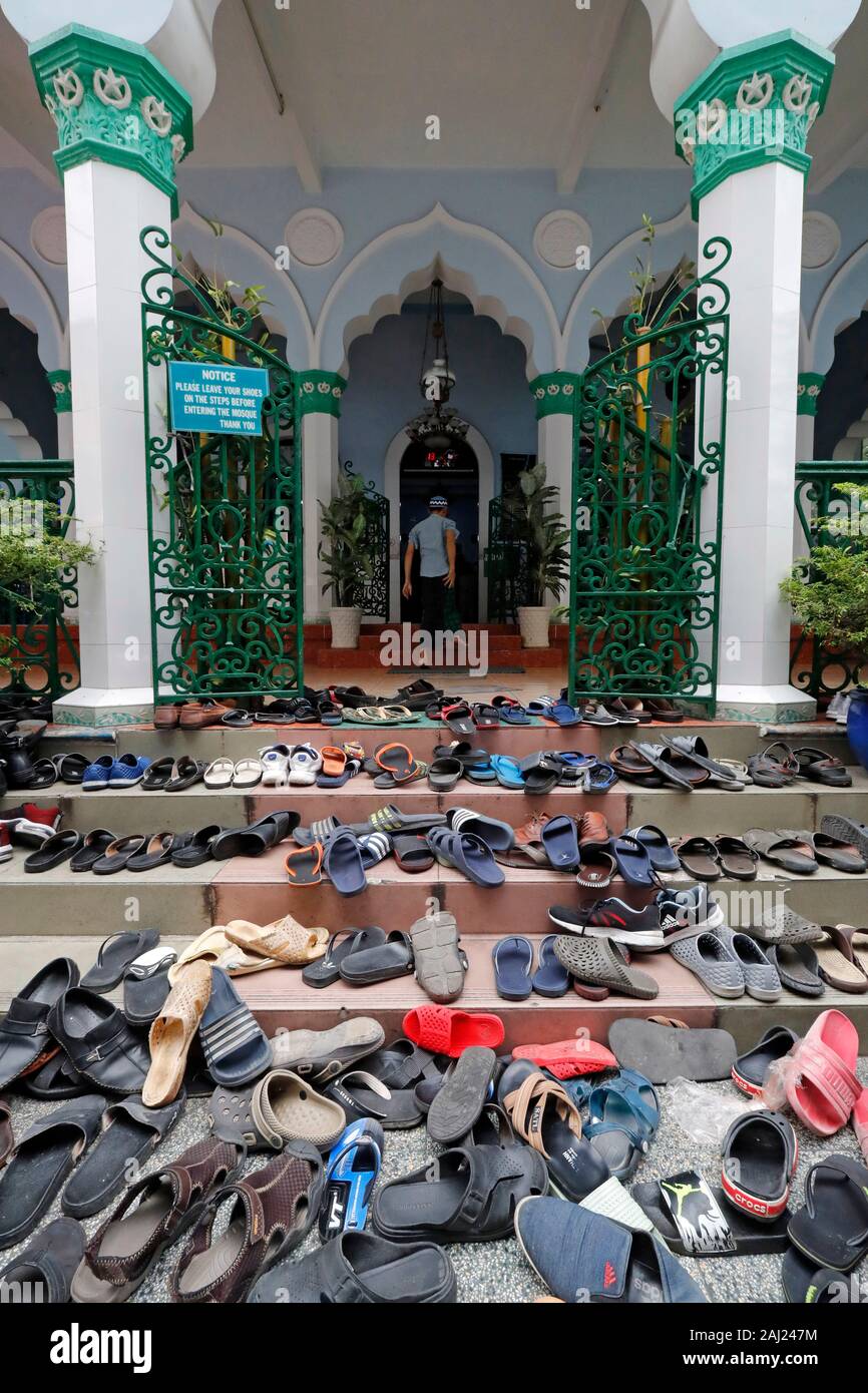Scarpe fuori della moschea, le preghiere del venerdì (Jummah), Cholon Jamail moschea, Ho Chi Minh City, Vietnam, Indocina, Asia sud-orientale, Asia Foto Stock