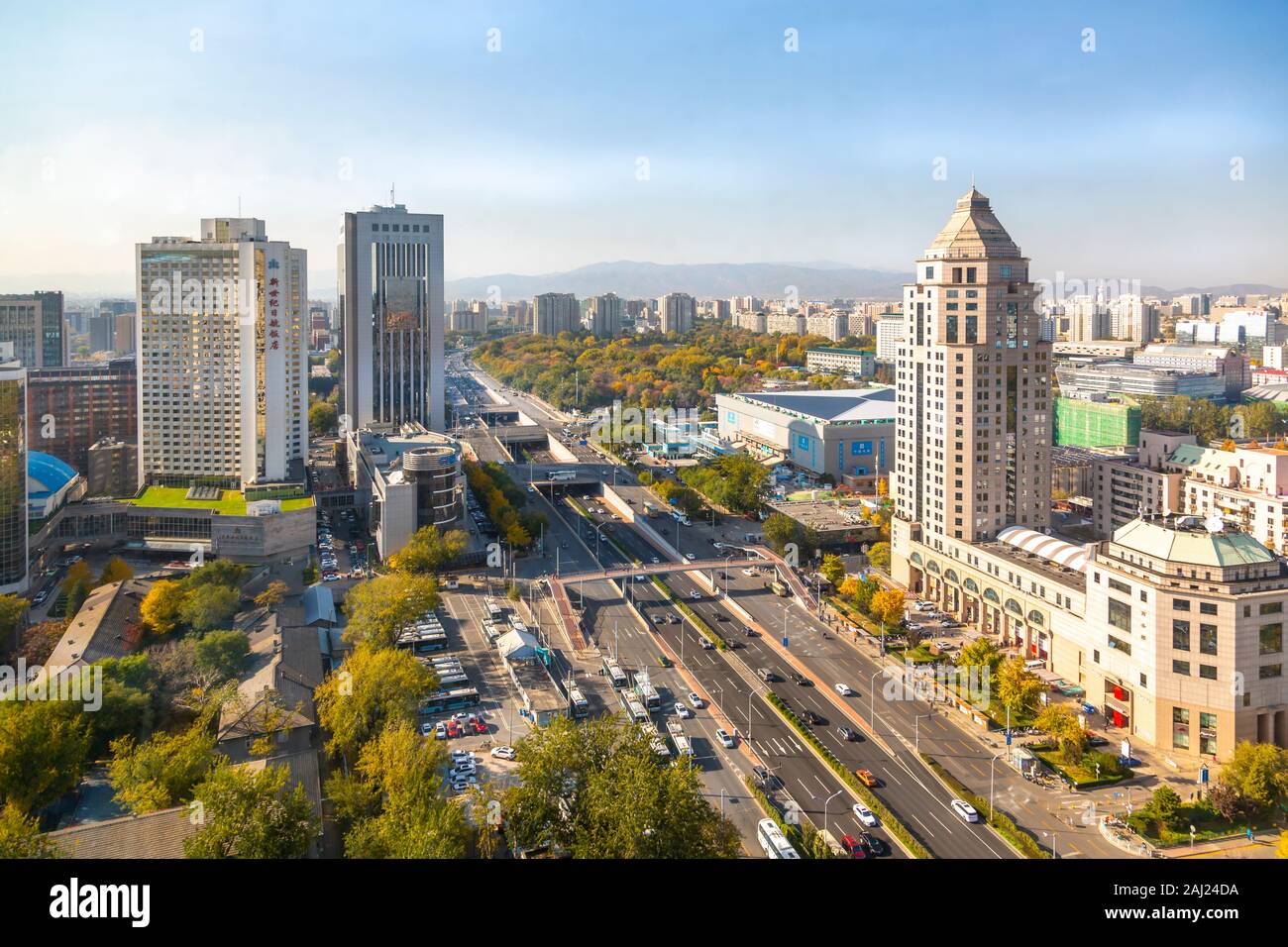 Vista in elevazione della città vicino allo Zoo di Pechino, Pechino, Repubblica Popolare di Cina e Asia Foto Stock