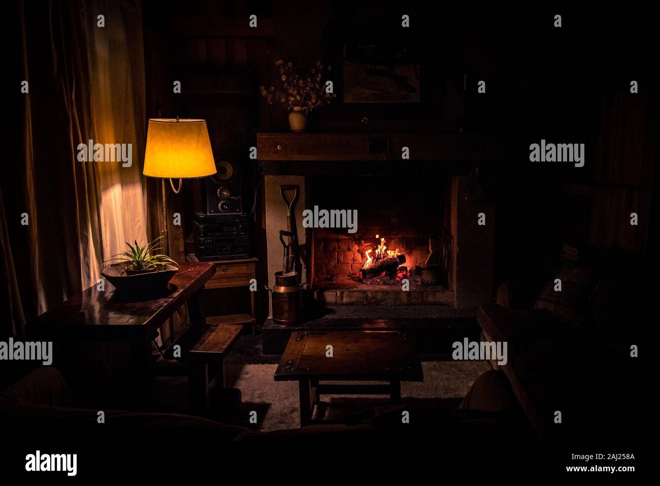 BARILOCHE, ARGENTINA, 18 GIUGNO 2019: Primo piano del vecchio sistema audio stereo con equalizzatore grafico di volume che illumina al buio. Foto Stock