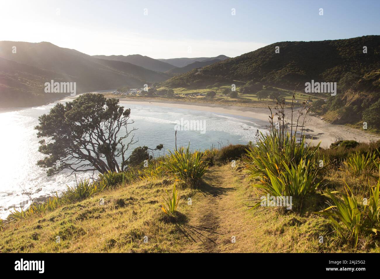 La mattina presto vista aerea di Tapotupotu Bay nel Northland, Nuova Zelanda, su Te Paki Via Costiera Foto Stock