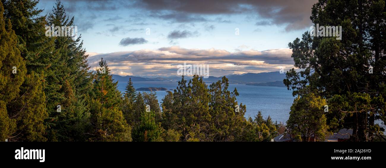 Bella vista panoramica sul lago Nahuel Huapi, le sue isole e montagne sullo sfondo, circondato da foreste a Bariloche, Argentina Foto Stock