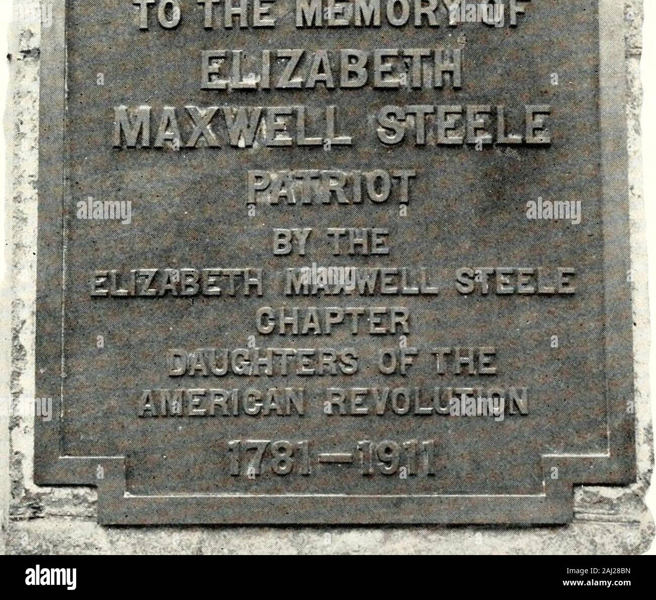 La Carolina del nord : opuscoli grandi eventi in Carolina del Nord la storia . ^3B^"^S"^^^. Compressa a Salisbury, N. C, impostare sul sito di Elisabetta MaxwellSteels Taverna. ELIZABETH MAXWELL ACCIAIO: Patriot. 71 D. A. R. Questo Tablet è eretto alla memoria di Elizabeth MAXWELL STEELE Patriot dalla Elizabeth Maxwell Steele capitolo le Figlie della Rivoluzione americana 1781-1911 la compressa è stata eretta sulla molto spot che witnessedthe azione patriottica di questa bella e generoso spirito-beingset nella colonna di granito, al farmaco di Smith Companysshop, affacciata sulla strada principale e si trova vicino all'angolo di Foto Stock