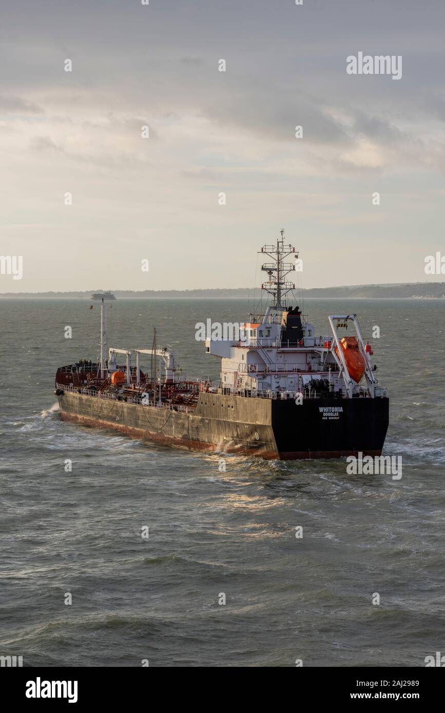 Whitaker tanker sbiancamento di lasciare il porto di Portsmouth in corso al mare. Foto Stock
