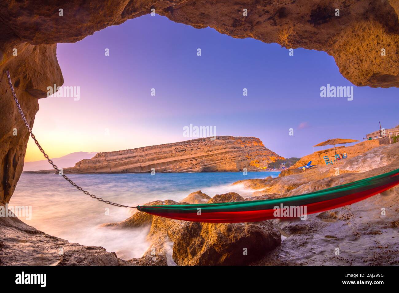 La spiaggia di Matala con le grotte sulle rocce che sono state utilizzate come un cimitero romano e al decennio degli anni settanta vivevano hippies, Creta, Grecia. Foto Stock