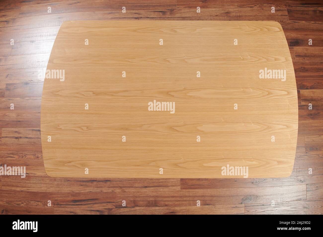 Un tavolo di legno sopra vista sul legno scuro dello sfondo Foto Stock