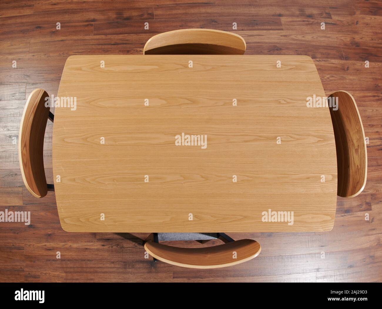 In legno marrone chiaro con tavolo e sedie al di sopra di vista superiore Foto Stock