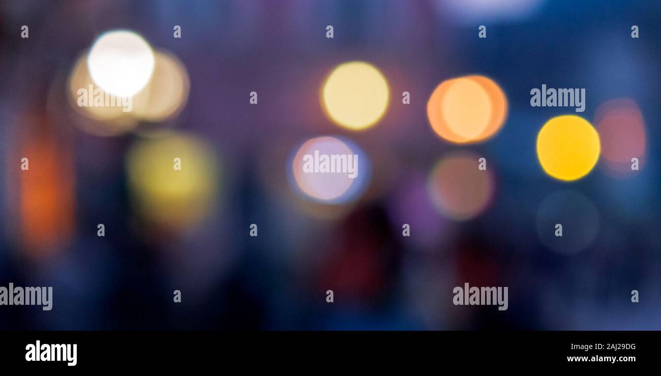 Strada di sfocatura dello sfondo. città di destra con effetto bokeh di fondo Foto Stock