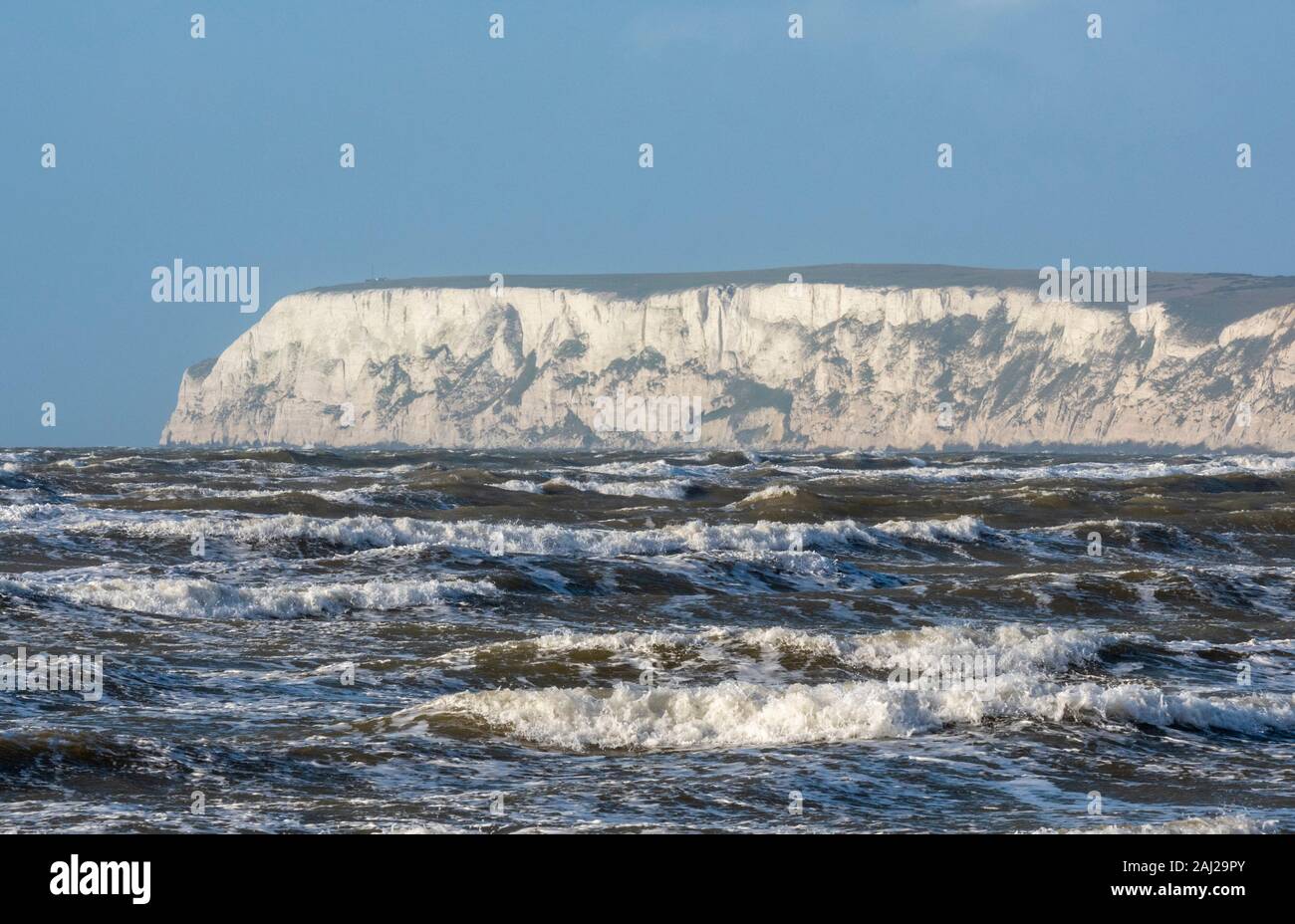Mare mosso e cavalli bianchi sul mare a Compton bay e la baia di acqua dolce su l'Isola di Wight Foto Stock