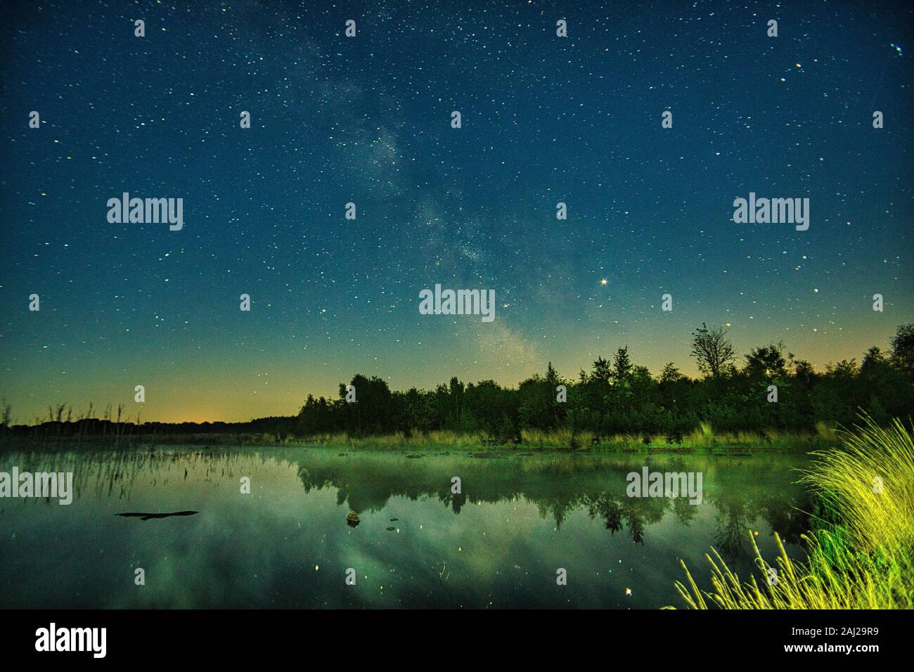 Sterne, Nachtaufnahme, Theikenmeer, Ostenwalde, Sögel, Miclhstraße, Naturschutzgebiet, Vogelschutzgebiet, Lichtverschmutzung, vedere, Meer, Sommer Foto Stock
