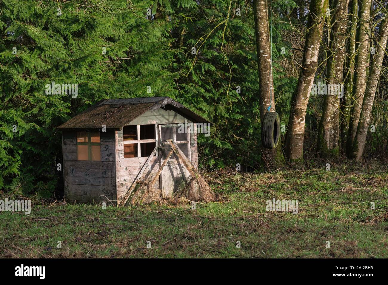 Vecchio legno trascurato wendy house su una fattoria, Scozia Foto Stock