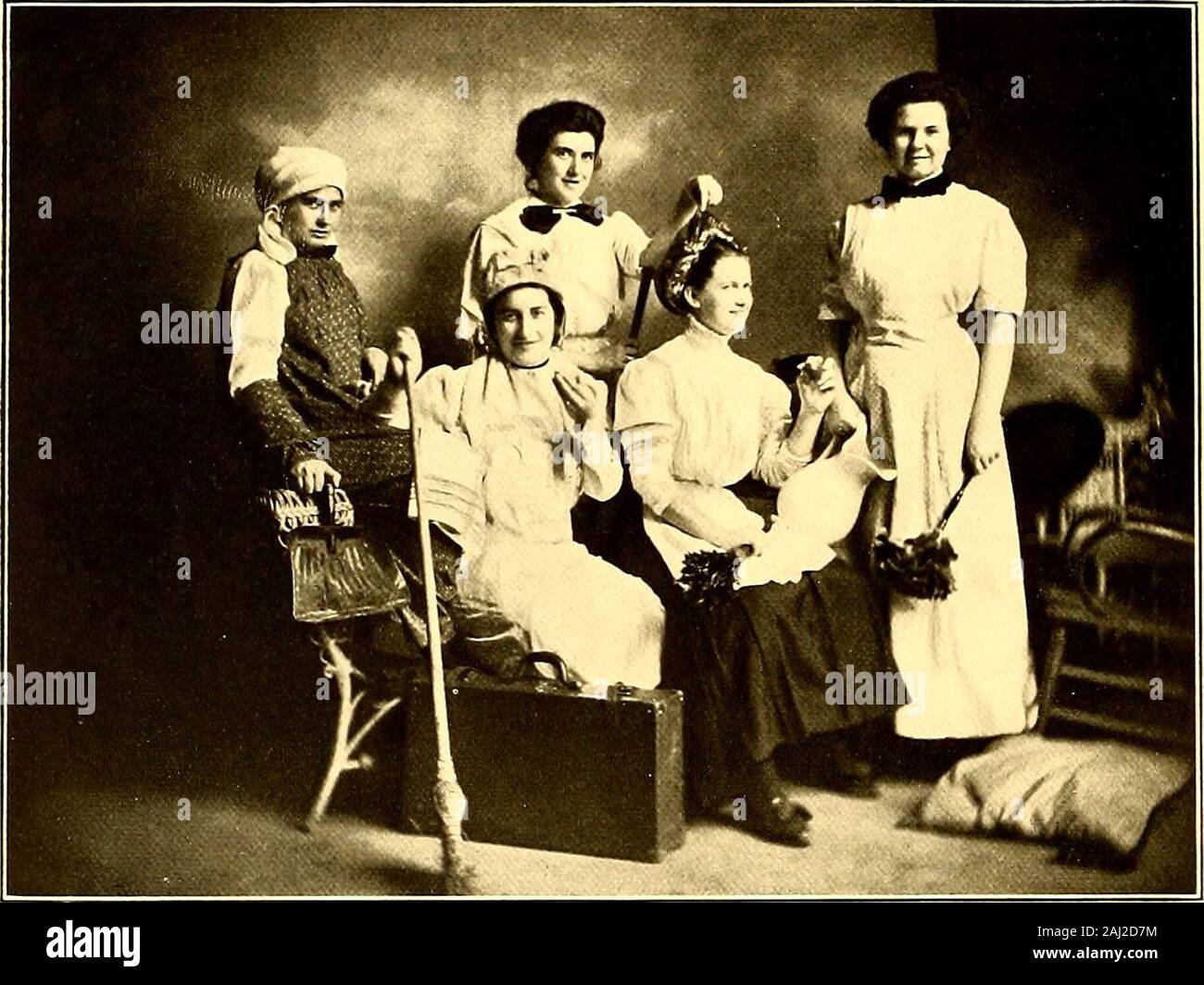 Auf Wiedersehen . L'UOMO-HATER (?) CLUB Man=tiater(?)CIub ADDYE MURCHISON Chief-hater MABEL LaUGENOUR limone-hander Maria B. Hill Never-Flirts Annie Davis Iceberg Arleene Gilmer dignitosa fiore-laurea i pulsanti. Motto: i miei piedi sono largeMy cintura smallBless è il piccolo boysI amarli tutti. Membro Onorario Maria Regina di Scozia. C. C. C. Organizzazione fiore-Girasole.Song-essere felici quando si lavora.Motlo-lavoro conquista tutto.Colori: rosso, bianco e blu.Tempo di incontro-ogni lunedì mattina.L'occupazione preferita-mantenendo le nostre camere al fine(?).caratteristica principale-parlando.Libro preferito-Sig.ra Wiggs del cavolo- Foto Stock