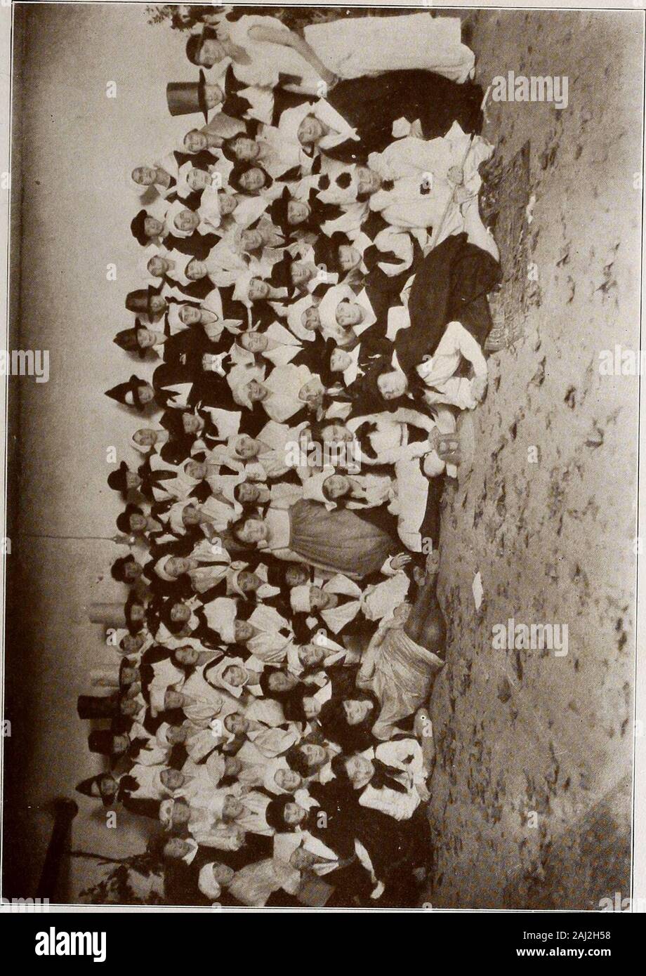 Echo . Louise SloanShe raggiunge qualunque essa persegue. Ola SmathersHeart sulle labbra e anima dentro i suoi occhi,morbido come il suo cielo, e soleggiato come il cielo.Rachel può TaylorA girl whos allegro, una ragazza con carattere;colui che tutti noi amiamo perché shes amabile.Mae West - Olivia Wooseley modesto, dolce, musicale troppo- la sua faccia è una lettera di raccomandazione appena a tutto tondo, ragazza. E il suo cuore è una lettera di credito.. Foto Stock