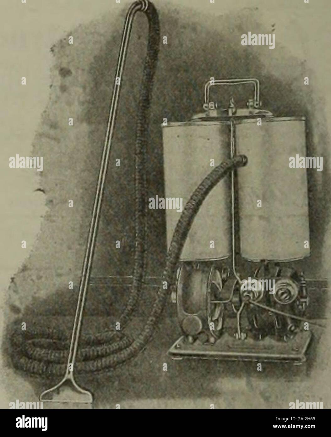 Merchandising Hardware gennaio-marzo 1911 . Asciugamani automatico-POWERVACUUM pulitore automatico e trionfo aspiratore elettrico. TRIUMPHELECTRIC AUTOMATICO ASPIRAPOLVERE più completa e più leggera della weightElectric Cleaner. Possiamo avere l'opportunità oi per dimostrare a voi thesuperiority dei nostri aspirapolvere? Il primo è la semplicità della loro costruzione-essi com-prise pochi pezzi e non possono uscire di ordine. Essi hanno avery grandi spostamenti d'aria, perché la loro pompa è uno-thirdlarger tnan qualsiasi altro, e dà una molto più potente di aspirazione, e essi sono durevoli, facile da svuotare e facile a ca Foto Stock