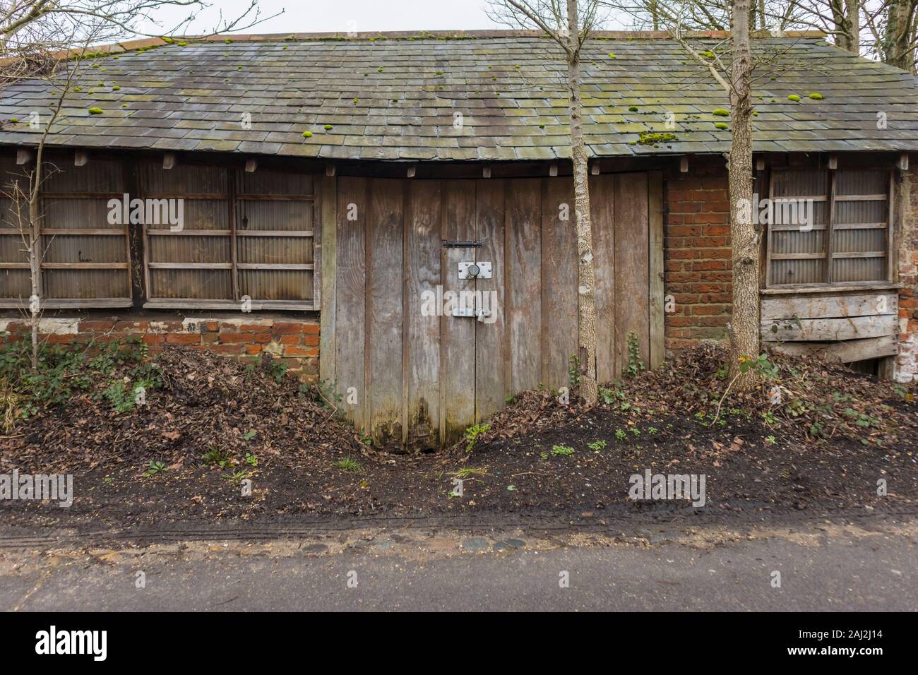 Piccolo backsmith in disuso's Smithy, una strada trascurata edificio storico in rovina in Nursling vicino a Southampton, Hampshire, Inghilterra meridionale Foto Stock