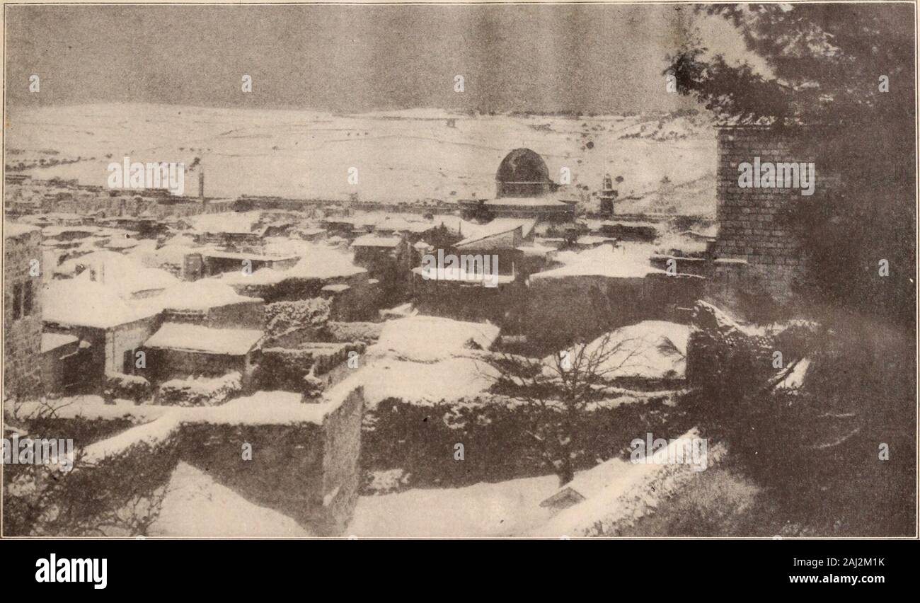 Christian herald . Gerusalemme in inverno, un unus sgraph della città santa dopo una delle rarissime le bufere di neve T egli -lews hanno il coperchio yel ri-aounoed la loro rivendicazione su Jeru-Salem e la terra di Giudea.In tutta la loro lunga storia ofwanderings e sojournings essi havelooked con un anelito occhio towardPalestine, la terra del padre loro.-.cinici sogghigno all'assunzione della -lew nella sua rivendicazione alla terra ofPalestine, rifugio sia quelli cinici remem ber-che -Lew ha mai sightof perso o dimenticato che la Palestina è hisbirthright. Essa è stata presa da lui con la forza, e hewas portato lontano da essa come un sl Foto Stock
