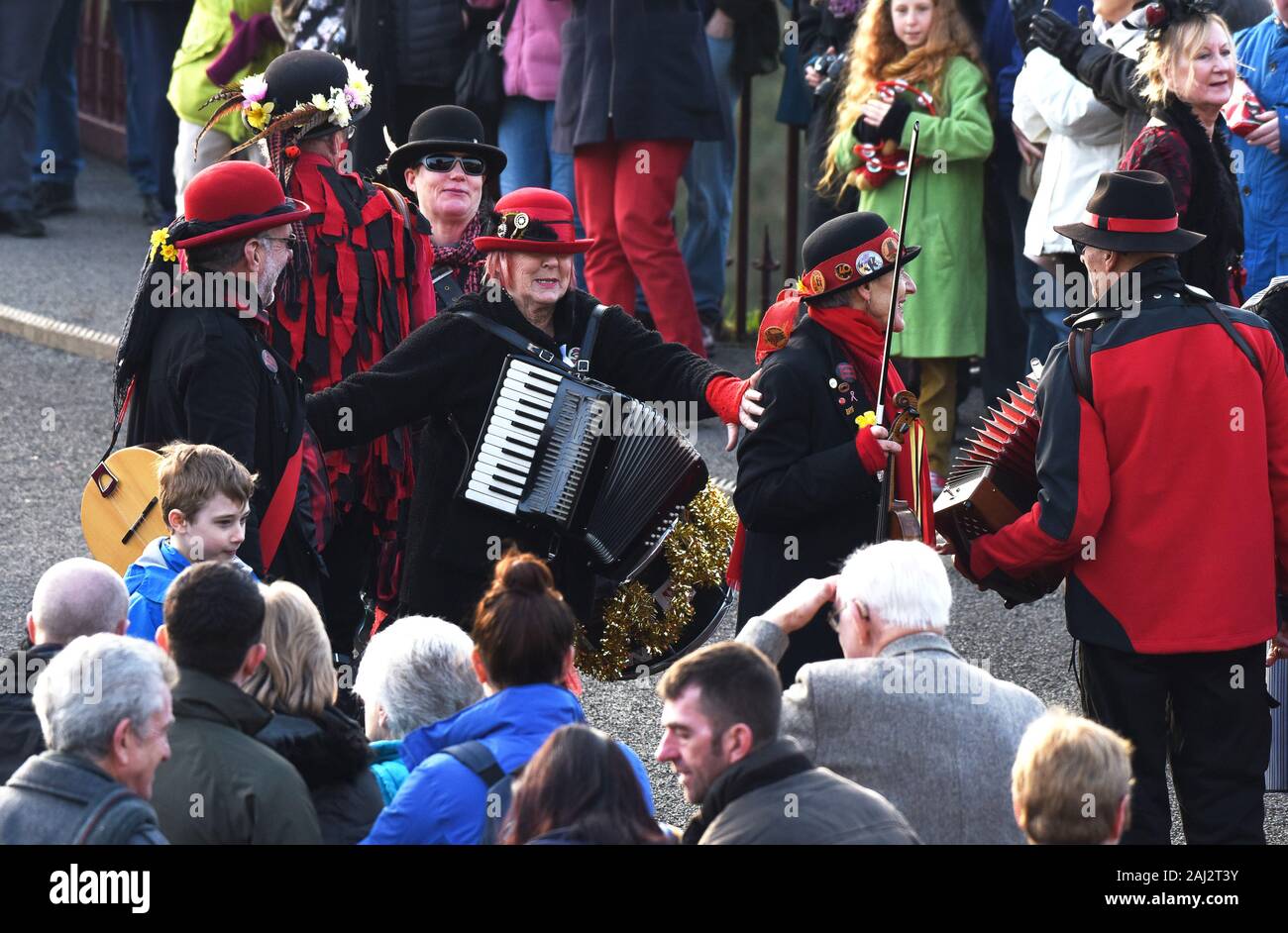 Avere divertimento! Il Ironmen & Severn doratori ballando sull'Ironbridge nello Shropshire Capodanno 2020 Foto Stock