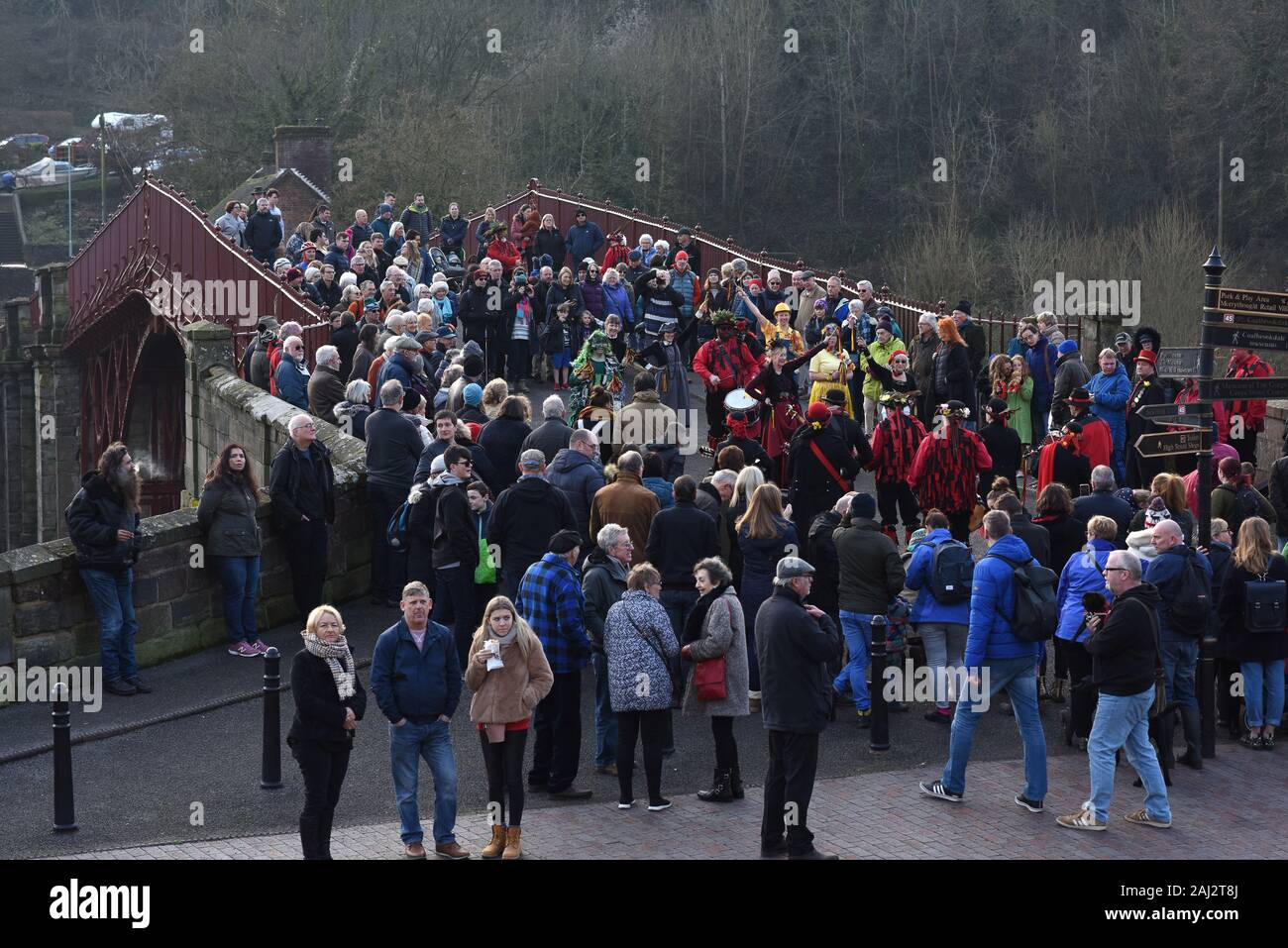 Il Ironmen & Severn doratori ballando sull'Ironbridge nello Shropshire giorno di nuovi anni 20202 Foto Stock