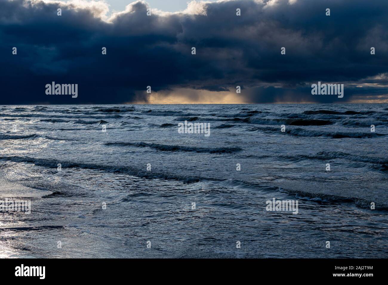 Cielo tempestoso oltre il Mar Baltico. Foto Stock